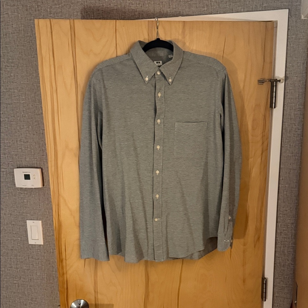 Uniqlo Men's Casual Gray Button-Down Shirt